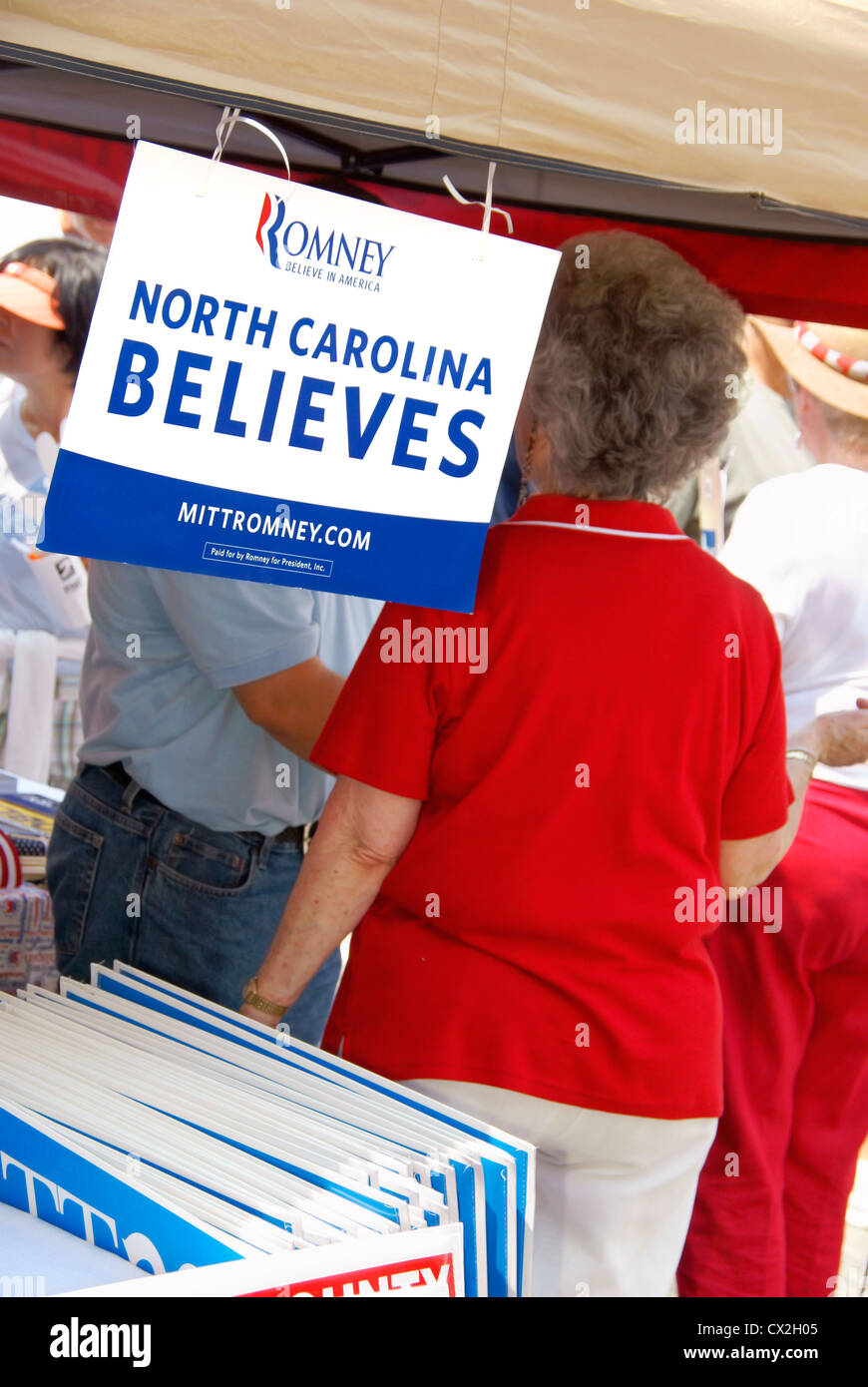 Inscrivez-vous pour soutenir Romney les élections de 2012 suspendue dans un GOP stand lors de la 4e de juillet, fête de Greensboro, Caroline du Nord Banque D'Images