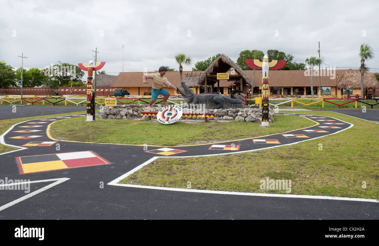 Village indien Miccosukee le long de la Tamiami Trail à l'ouest de Miami en Floride la Everglades. Banque D'Images
