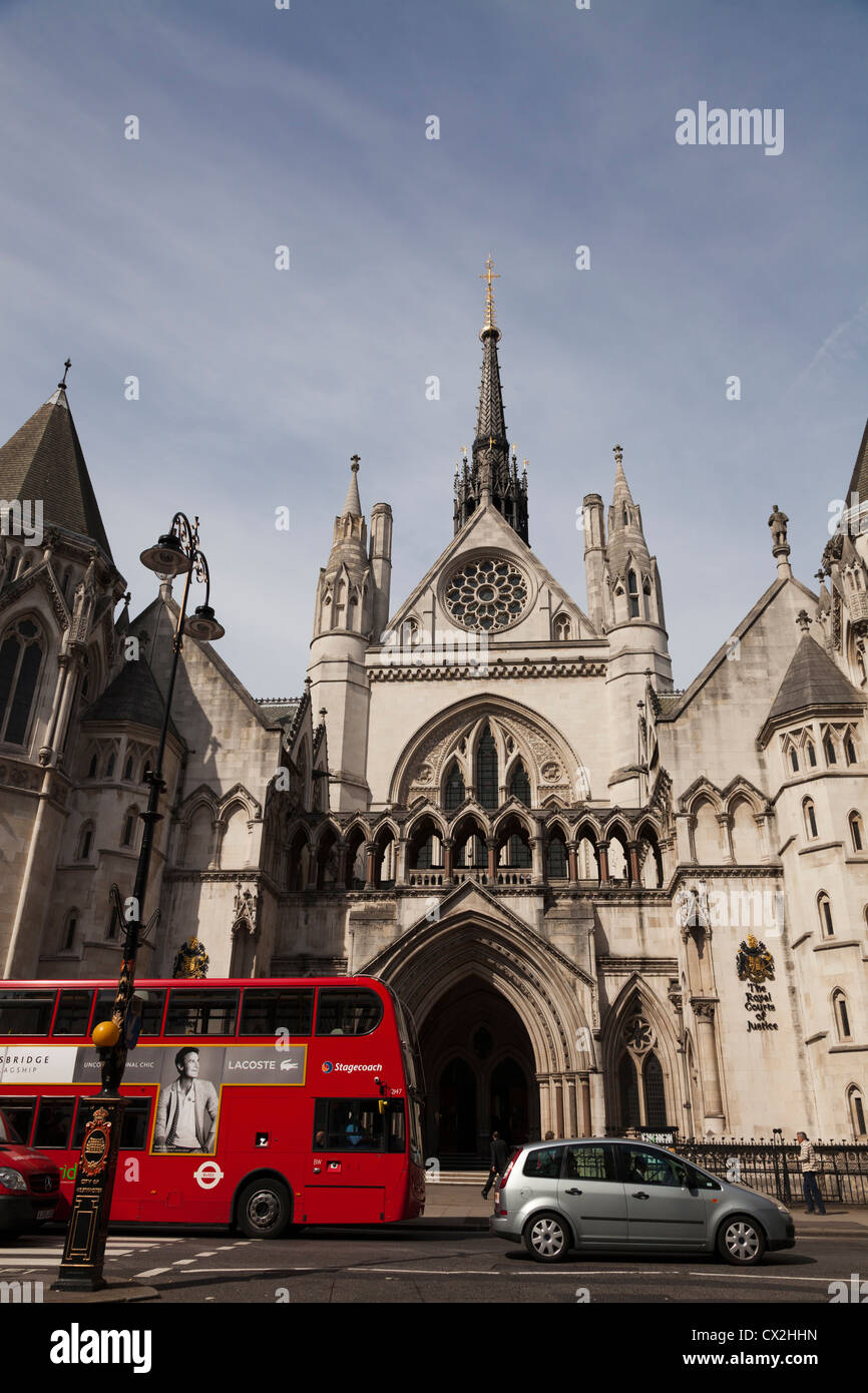 En dehors de la London bus rouge Royal Courts of Justice de Fleet Street à Londres. Banque D'Images