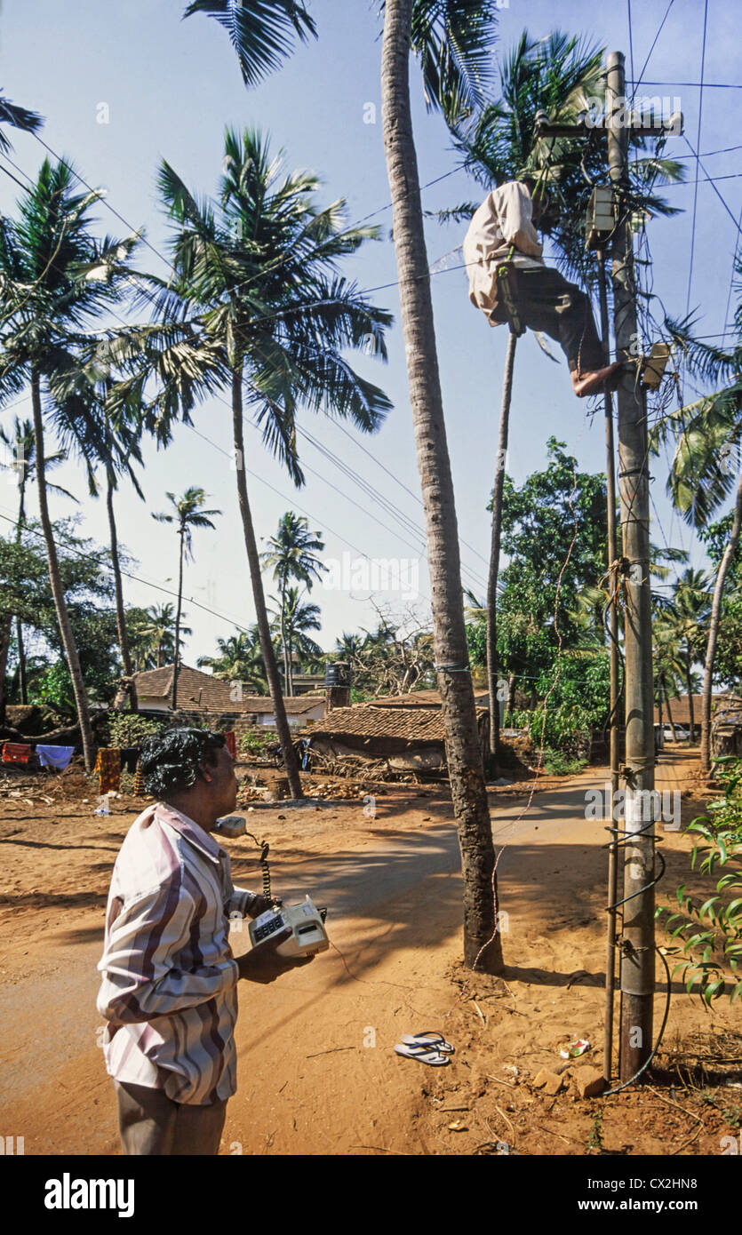 Ingénieur des télécommunications la réparation de câble dans l'Inde Goa Banque D'Images