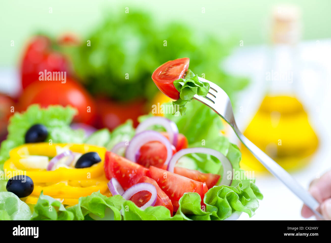 Salade de légumes frais et sain et la fourche Banque D'Images