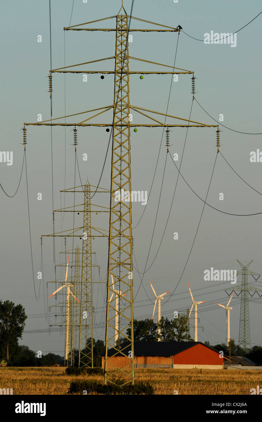 L'Allemagne, l'éolienne et la tour d'acier en treillis pour l'approvisionnement en électricité Banque D'Images