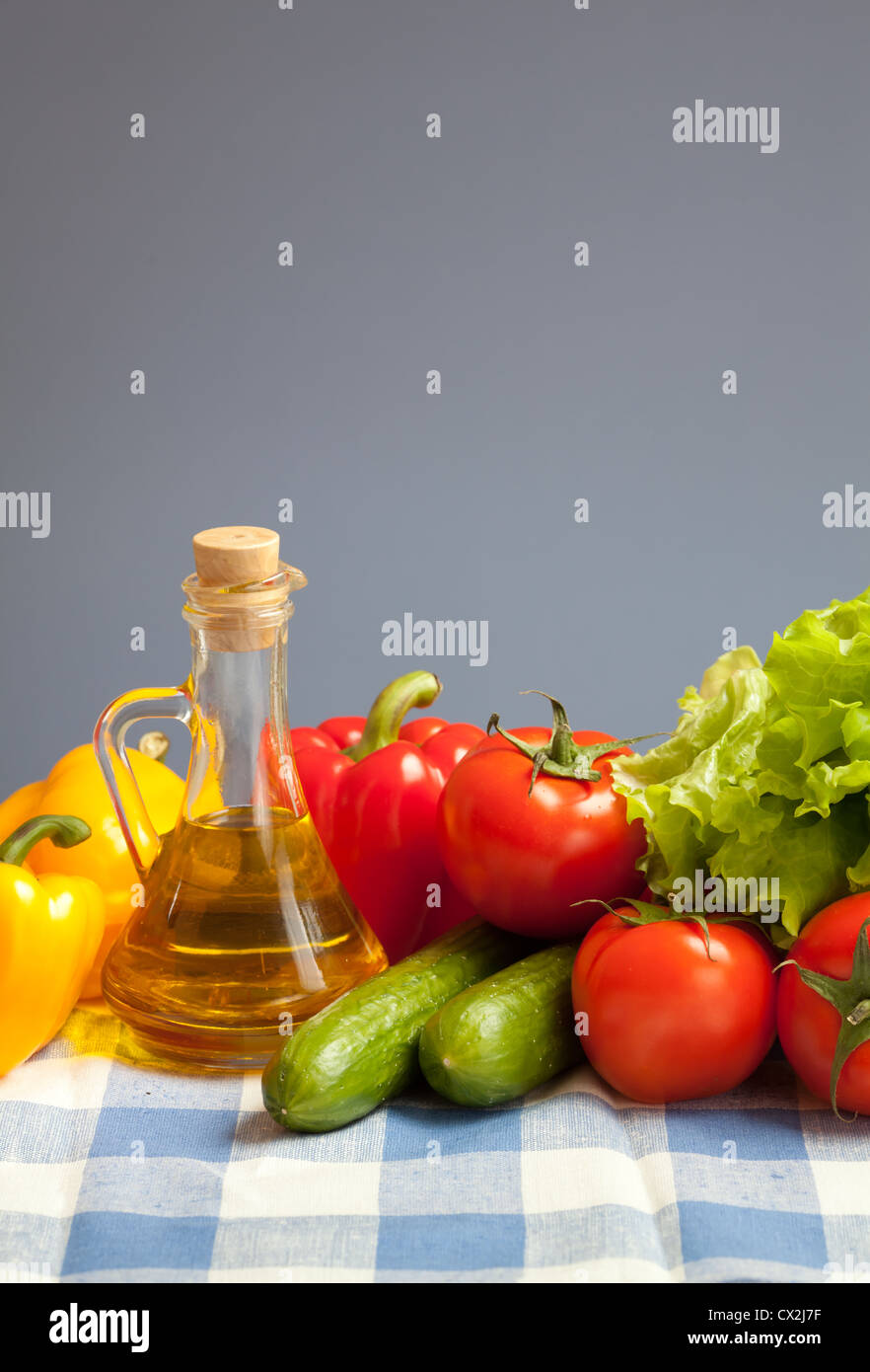 L'alimentation saine des légumes frais sur la vie toujours vérifié cirée bleu Banque D'Images