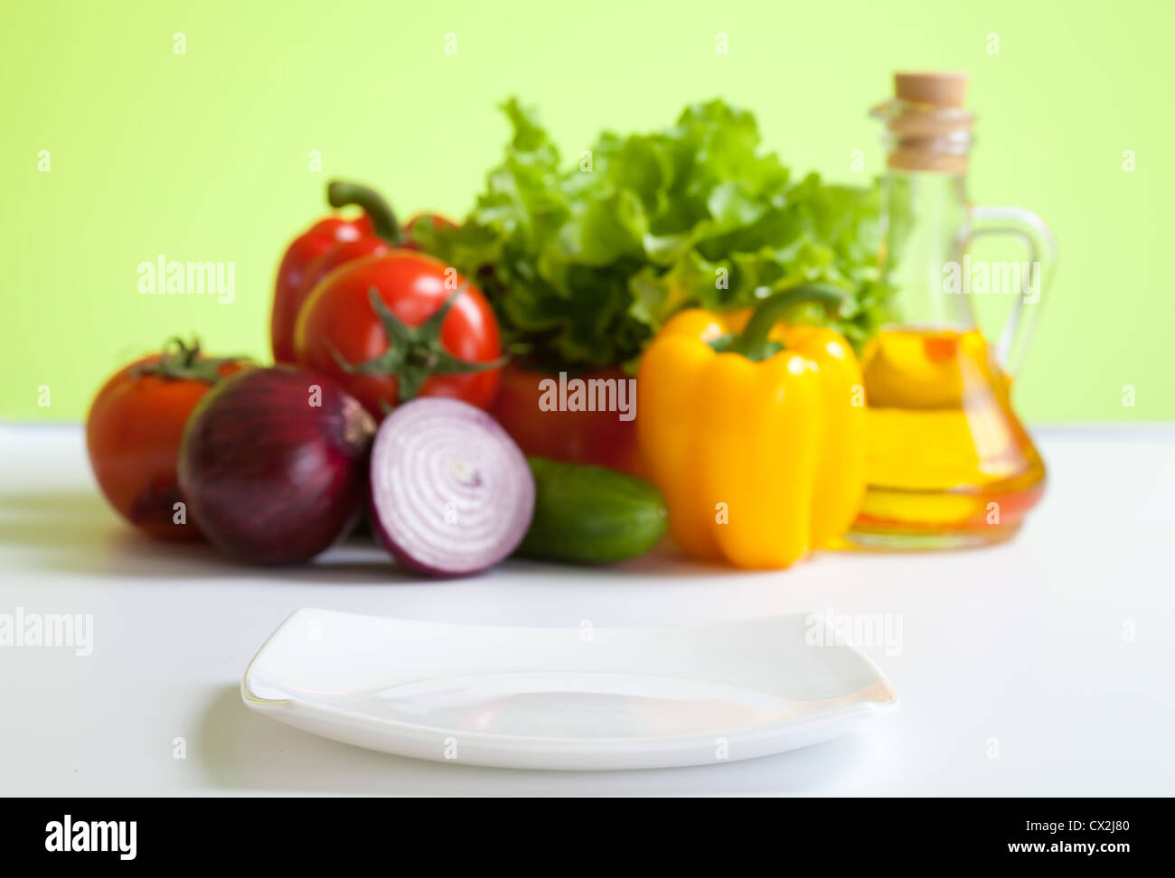 L'alimentation saine des légumes frais et la vie toujours concentré plaque blanche à l'avant Banque D'Images