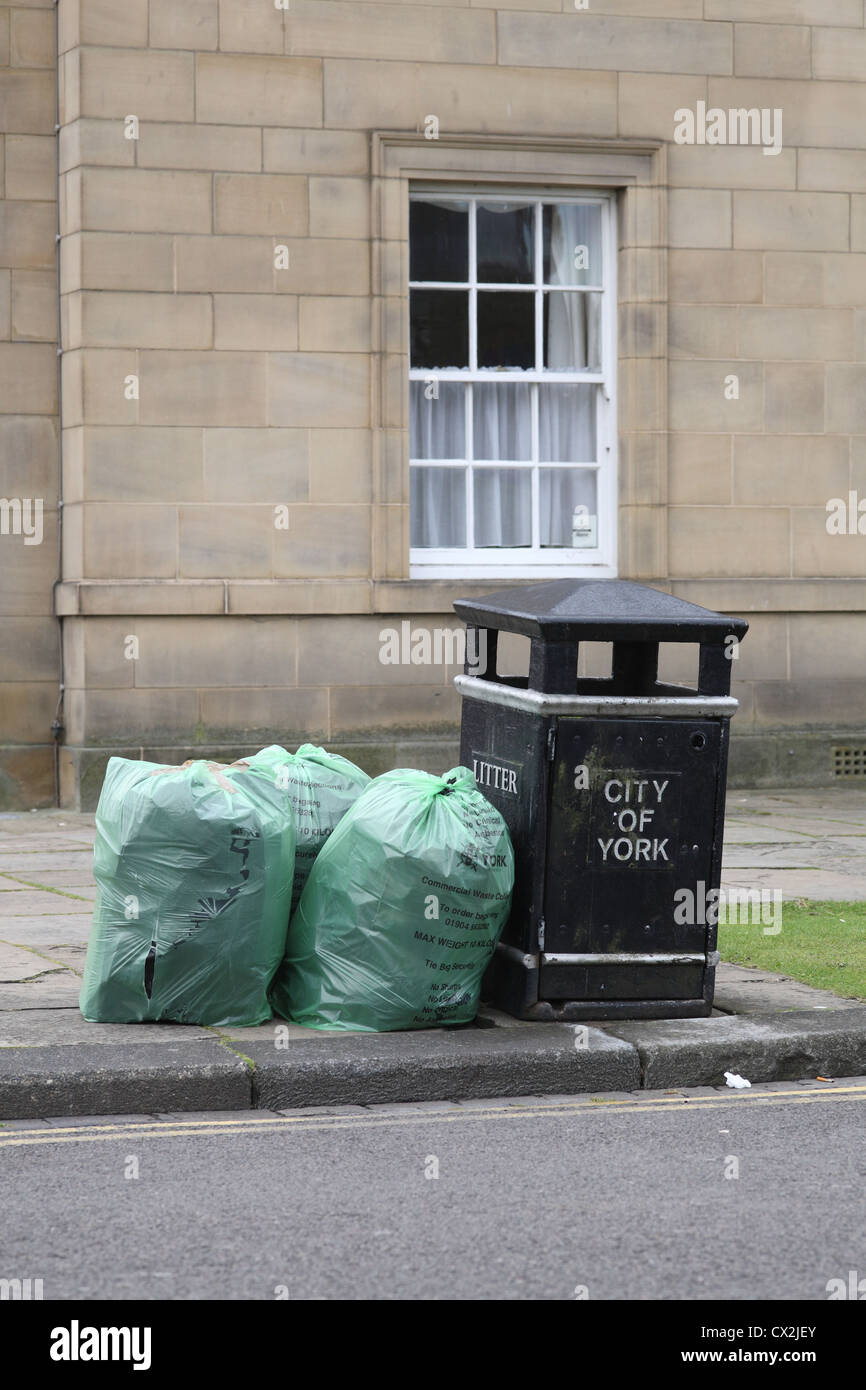 Déchets non ramassés à gauche dans la ville de York, au Royaume-Uni. Banque D'Images