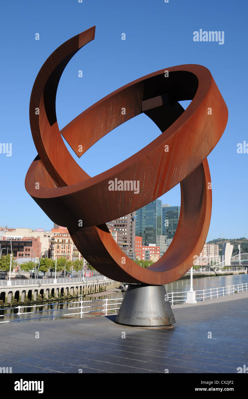 Sculpture Art moderne adjacent à l'Hôtel de Ville, Bilbao, Espagne Banque D'Images