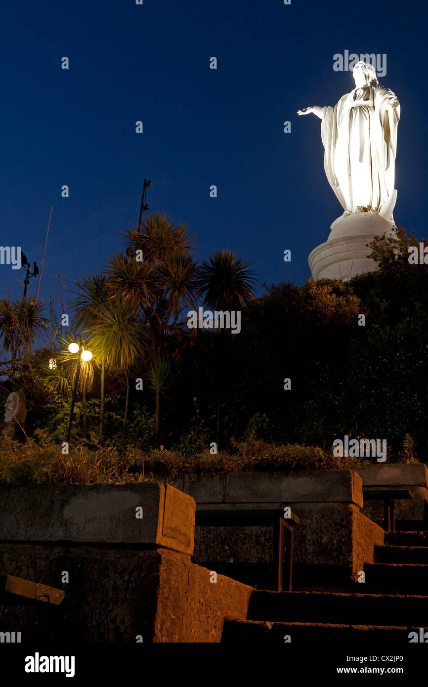 Cerro San Cristóbal (colline de San Cristobal), Santiago du Chili, en Amérique du Sud, statue vierge illuminée la nuit sur le sommet Banque D'Images