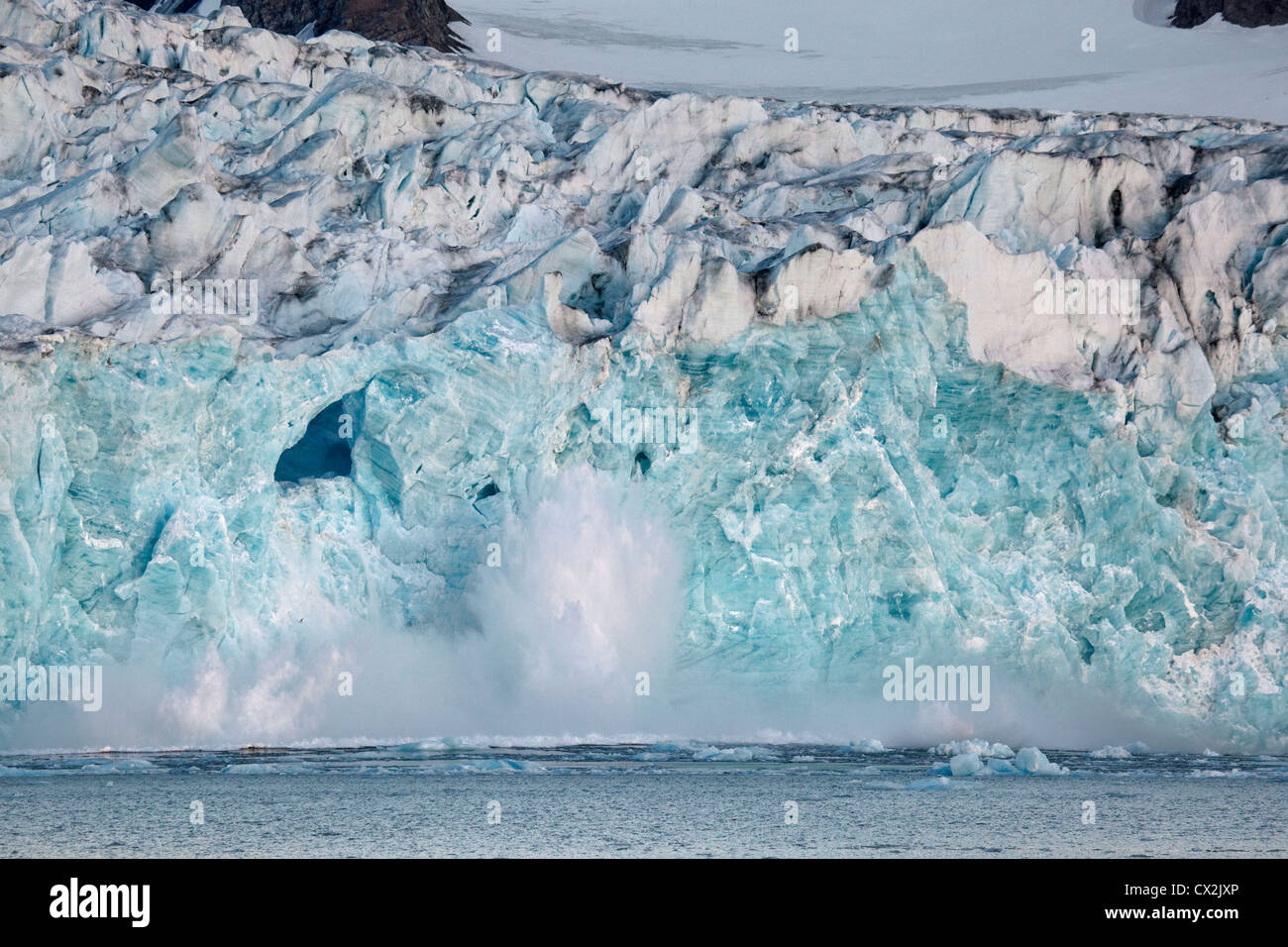 Grand gros morceau de glace se détachent des glaciers et le tumbling avec grand bruit dans l'Magdalenefjord sur Svalbard, Spitzberg, Norvège Banque D'Images