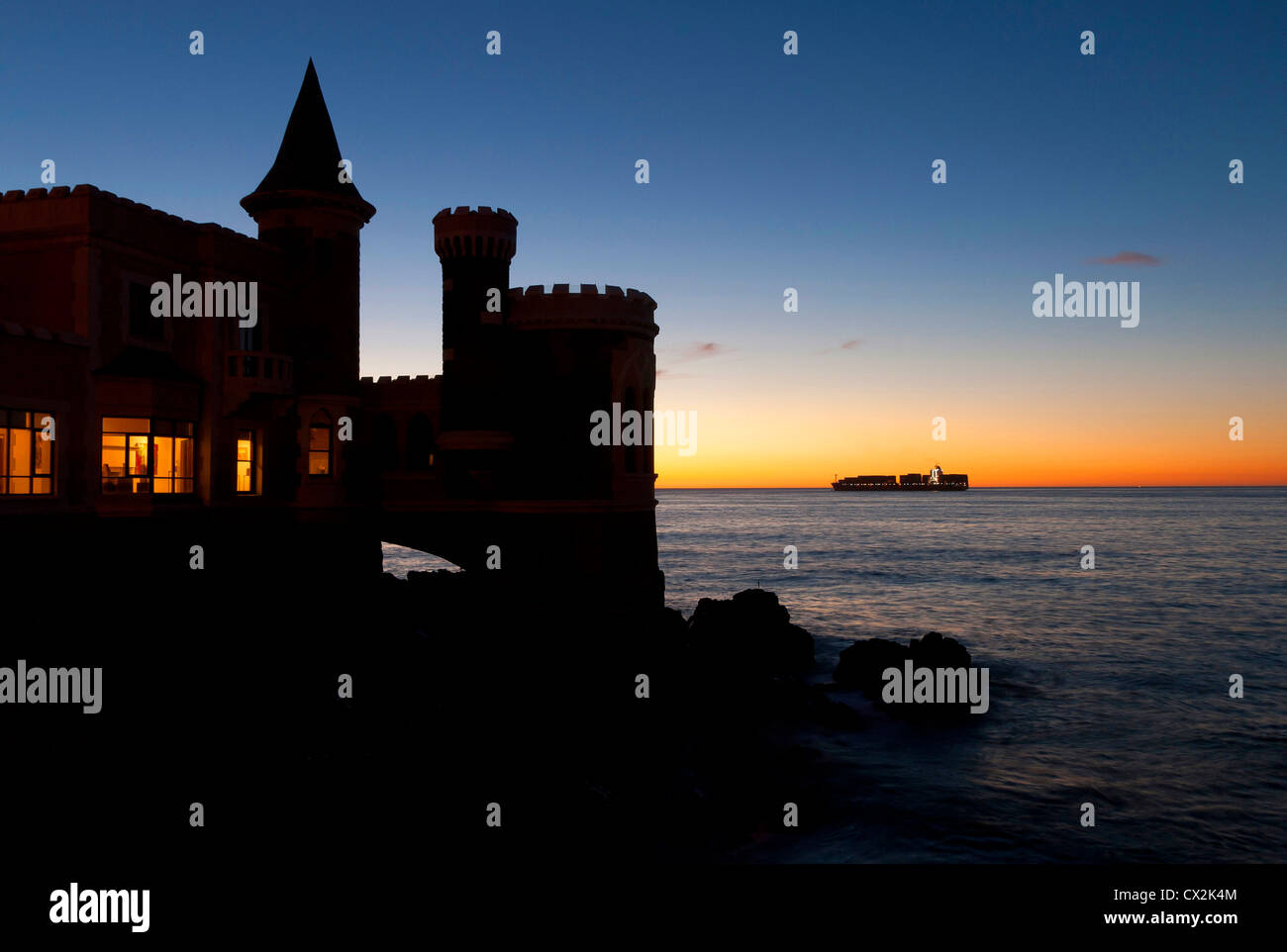 Viña del Mar castillo Wulff au coucher du soleil avec bateau sur l'océan pacifique à l'arrière-plan Banque D'Images