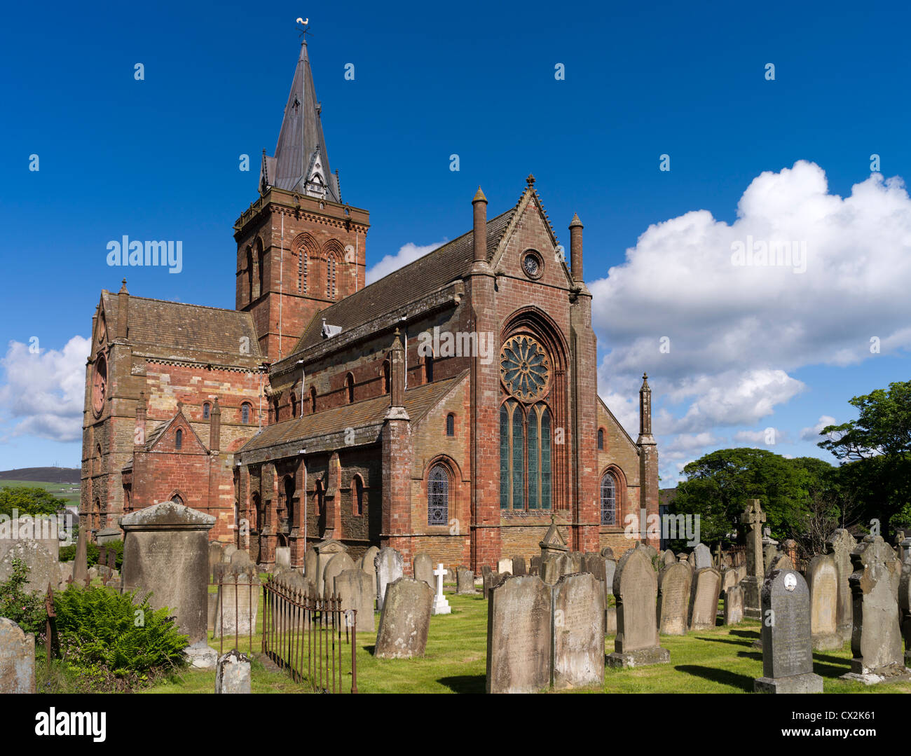 dh St Magnus Cathedral KIRKWALL ORKNEY côté est de la cathédrale et du cimetière orkneys cathedrales écossaises Banque D'Images