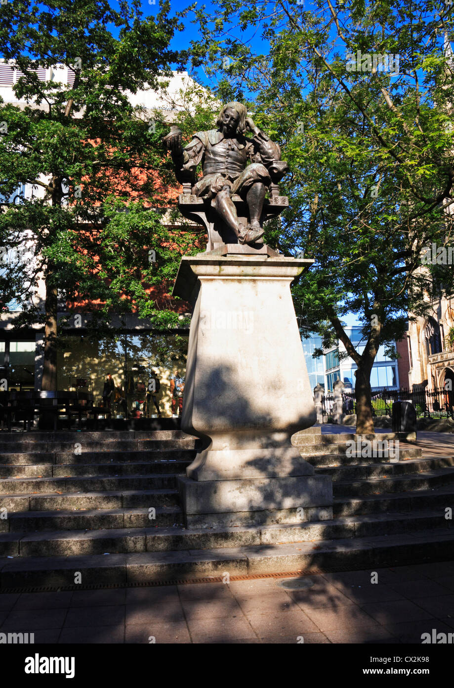 La statue de Sir Thomas Browne à Hay Hill dans le centre-ville de Norwich, Norfolk, Angleterre, Royaume-Uni. Banque D'Images