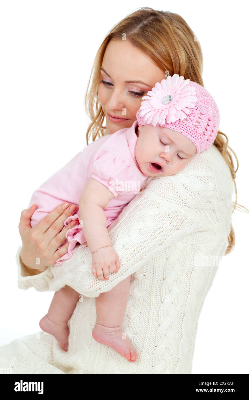 Heureux jeune mère et bébé endormi sur son épaule Banque D'Images