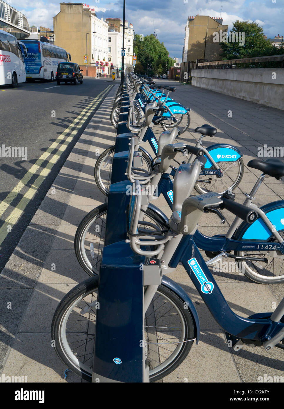 Rangée de louer des vélos à une station d'près de Victoria Coach Station à Londres, Royaume-Uni. Banque D'Images