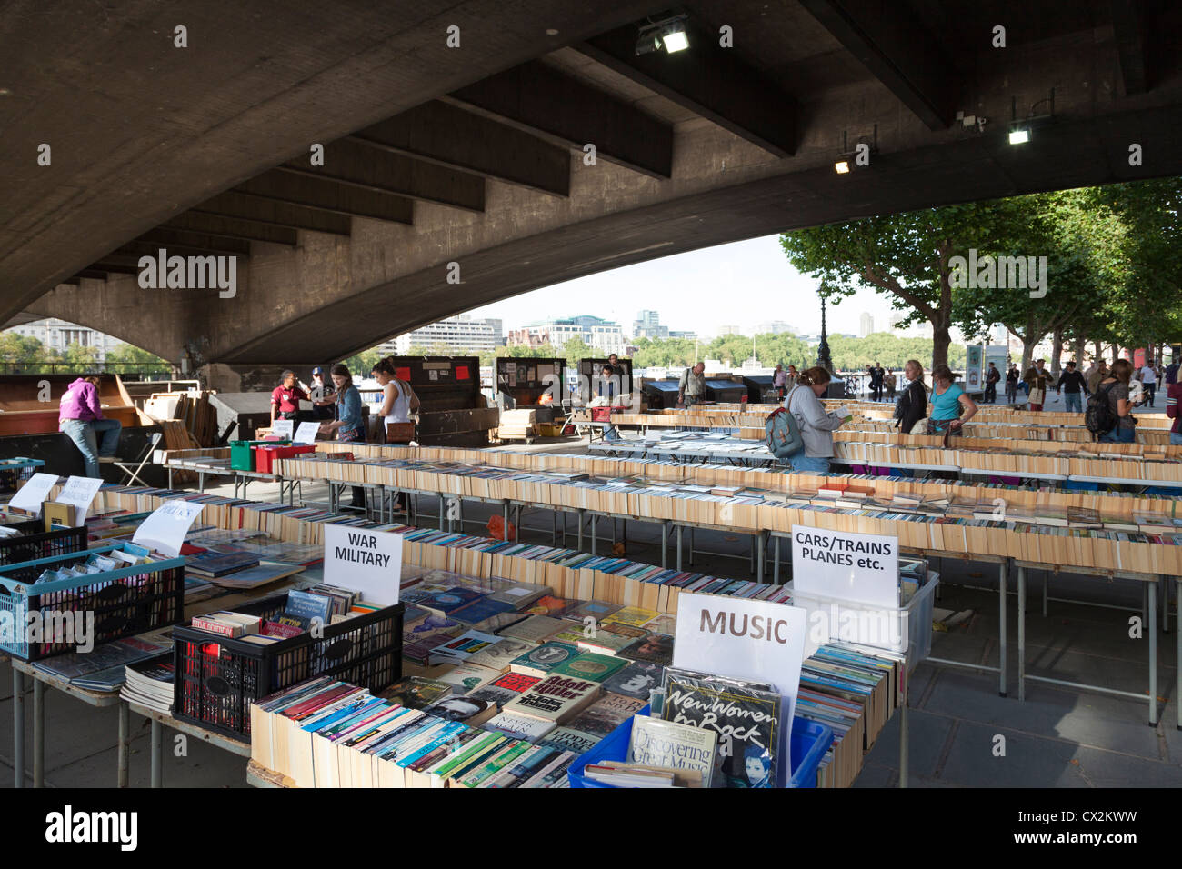 Second Hand book stall sous Waterloo Bridge sur la rive sud de la Tamise à Londres. Banque D'Images