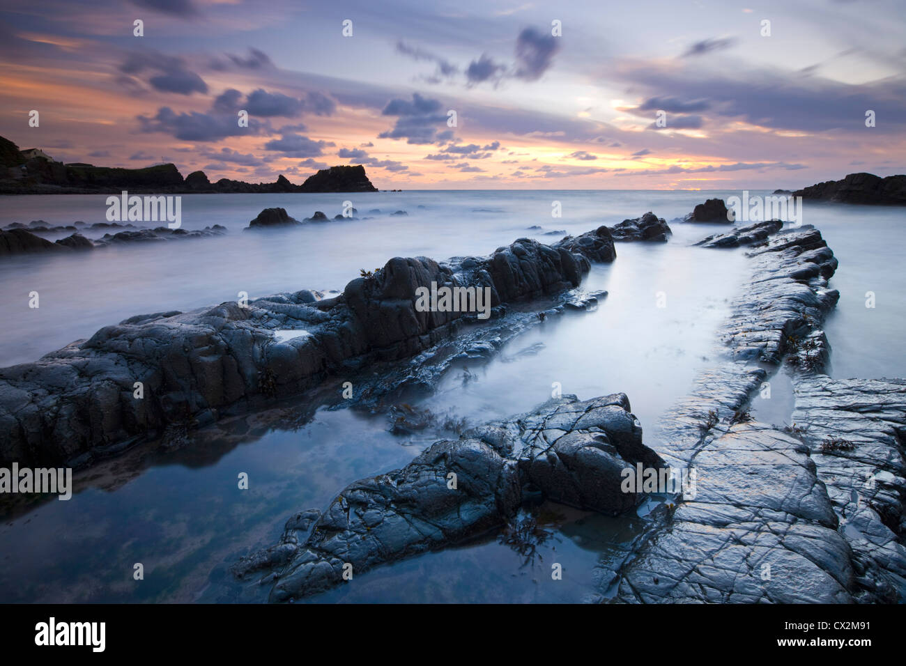 Hartland Quay au crépuscule du quai Rocky Beach, North Devon, Angleterre. L'automne (septembre) 2010. Banque D'Images