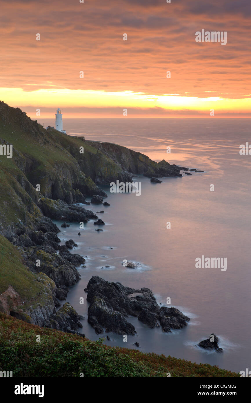 Lever de soleil spectaculaire derrière Commencer Point Lighthouse dans South Hams, Devon, Angleterre. L'automne (septembre) 2010. Banque D'Images