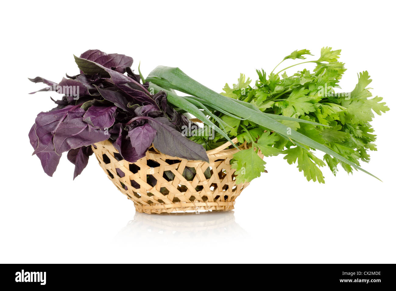 Panier de légumes frais isolé sur fond blanc Banque D'Images