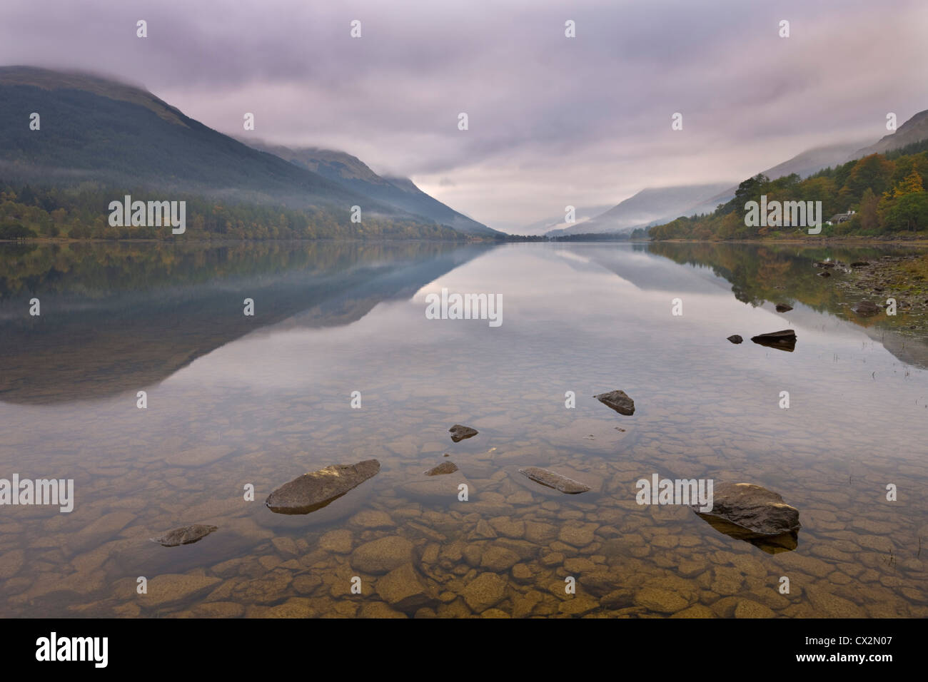 Matin d'automne brumeux sur les rives du Loch voilà, les Trossachs, Stirling, Ecosse. L'automne (octobre) 2010. Banque D'Images