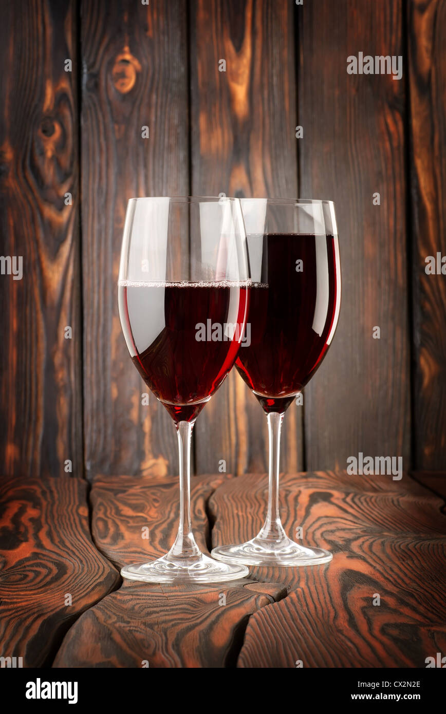 2 verre de vin rouge sur un fond de bois Banque D'Images