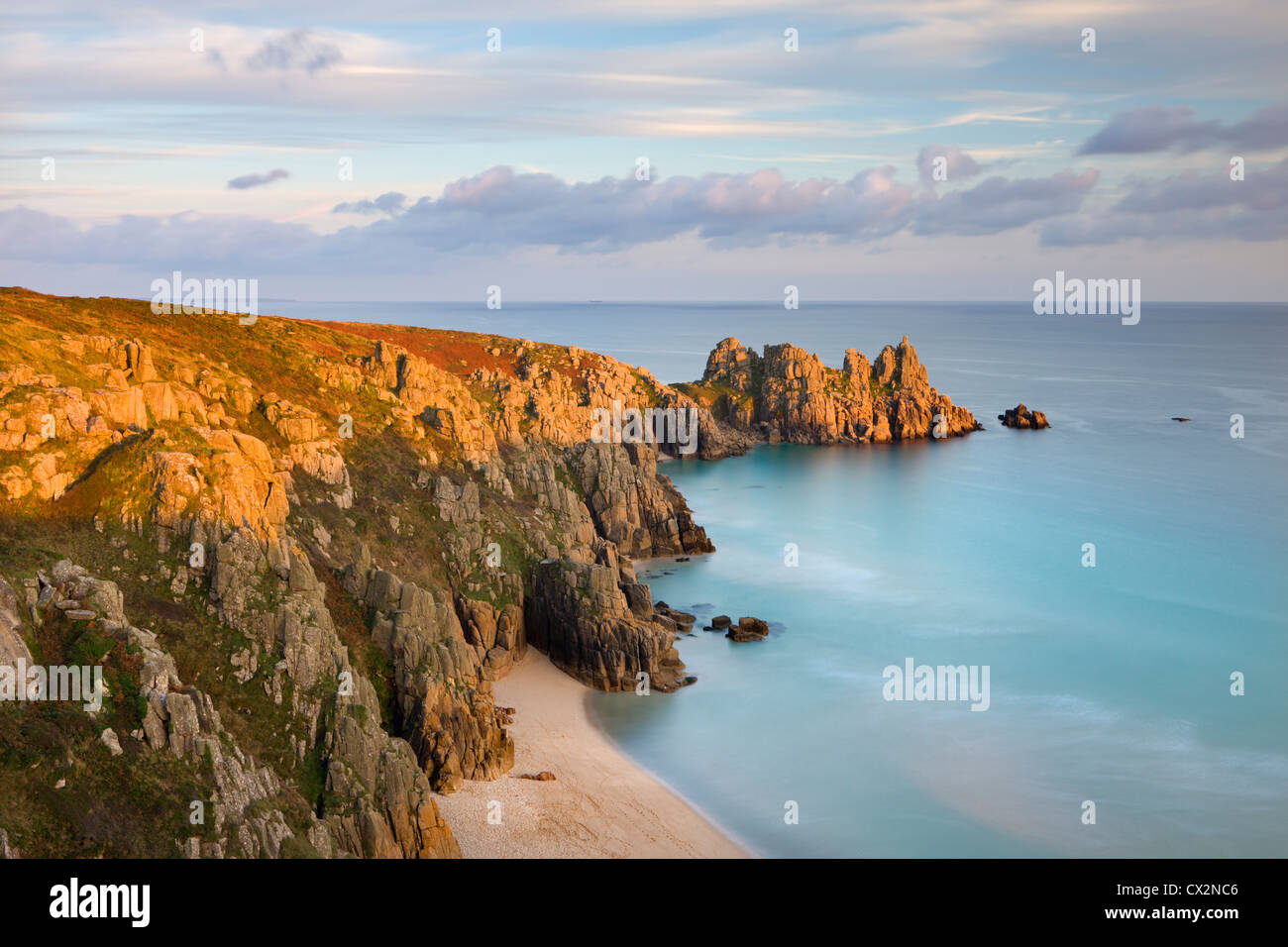 Pednvounder Beach à partir de Treen Falaise, regardant vers Logan Rock, Porthcurno, Cornwall, en Angleterre. L'automne (octobre) 2010. Banque D'Images