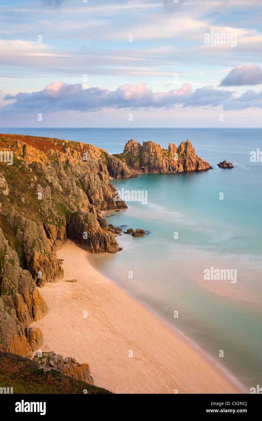 Pednvounder Beach et Logan Rock de Treen, Falaise Treen, Porthcurno, Cornwall, en Angleterre. L'automne (octobre) 2010. Banque D'Images