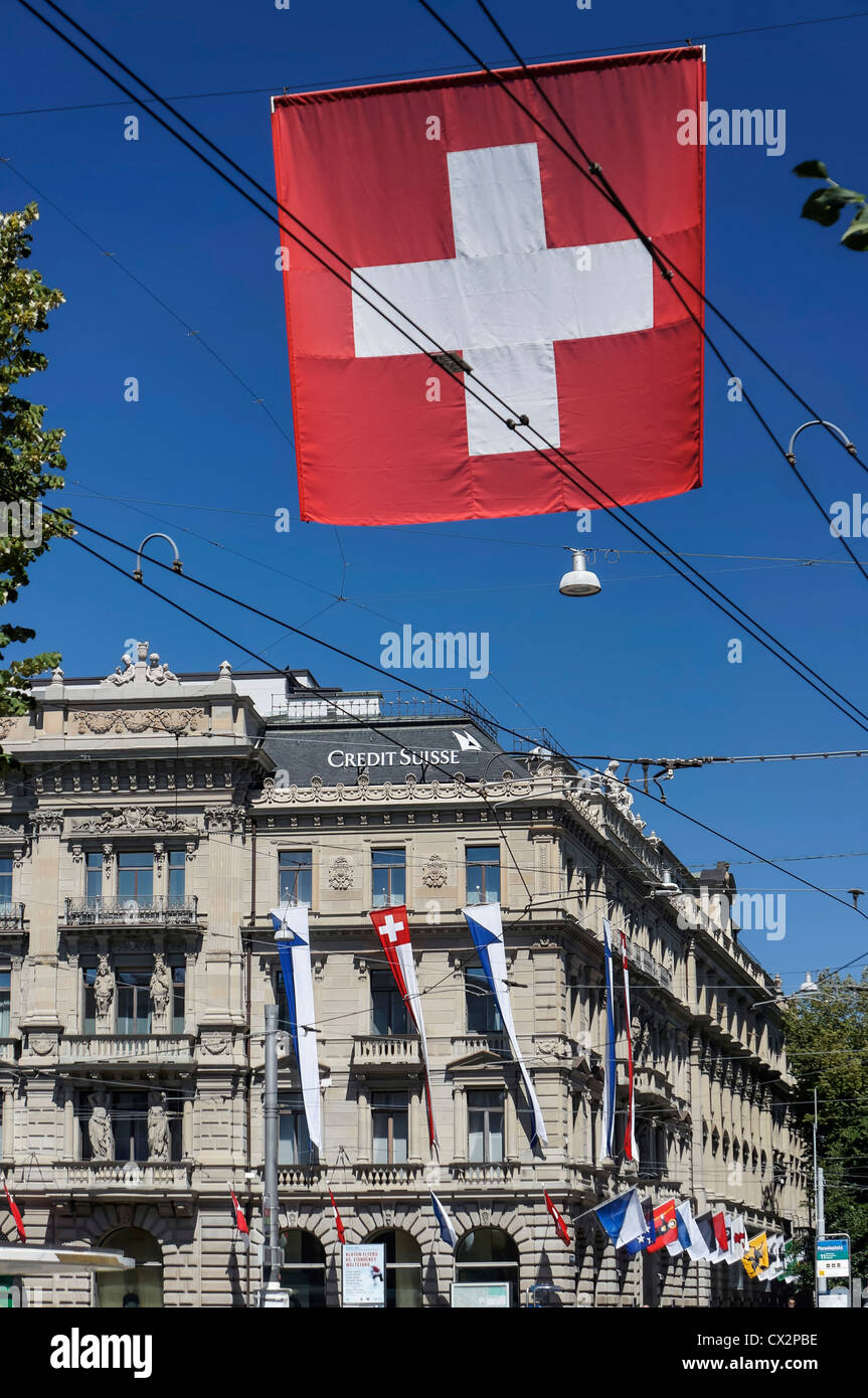 Credit Suisse banque, Paradeplatz, Bahnhofstrasse, Flagg Suisse Banque D'Images