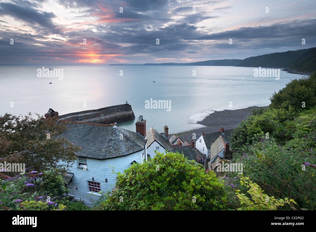 Chalets avec vue sur Port de Clovelly à l'aube, le nord du Devon. Banque D'Images