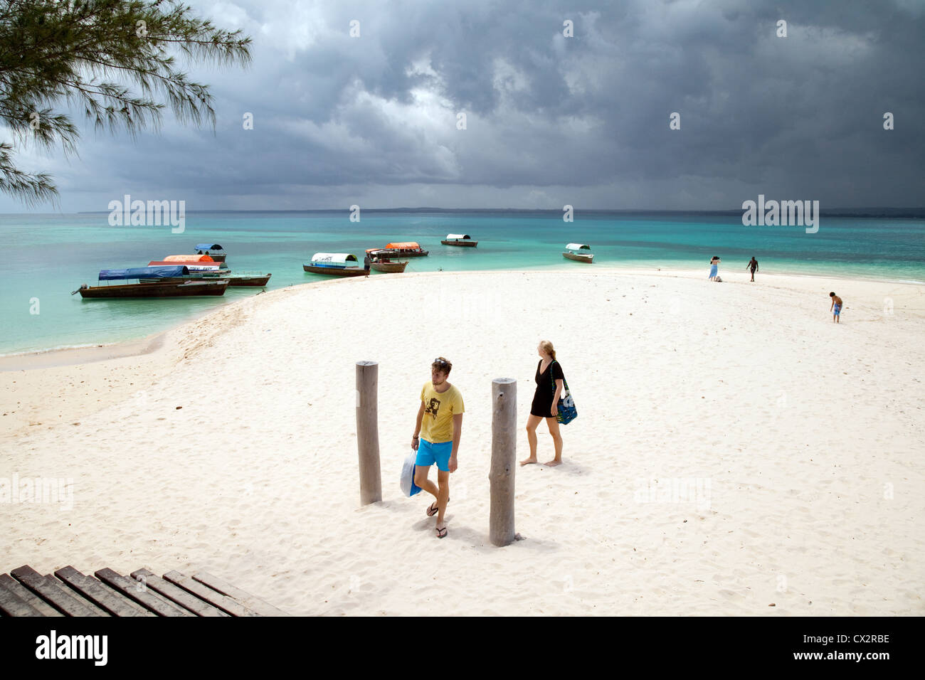 Les touristes en arrivant sur la plage, l'île de prison, l'Afrique de Zanzibar Banque D'Images