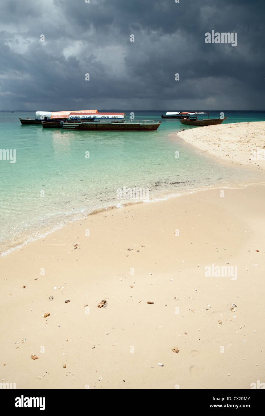 Bateaux amarrés sur l'île de prison à chaque b (Changuu), l'Afrique de Zanzibar Banque D'Images