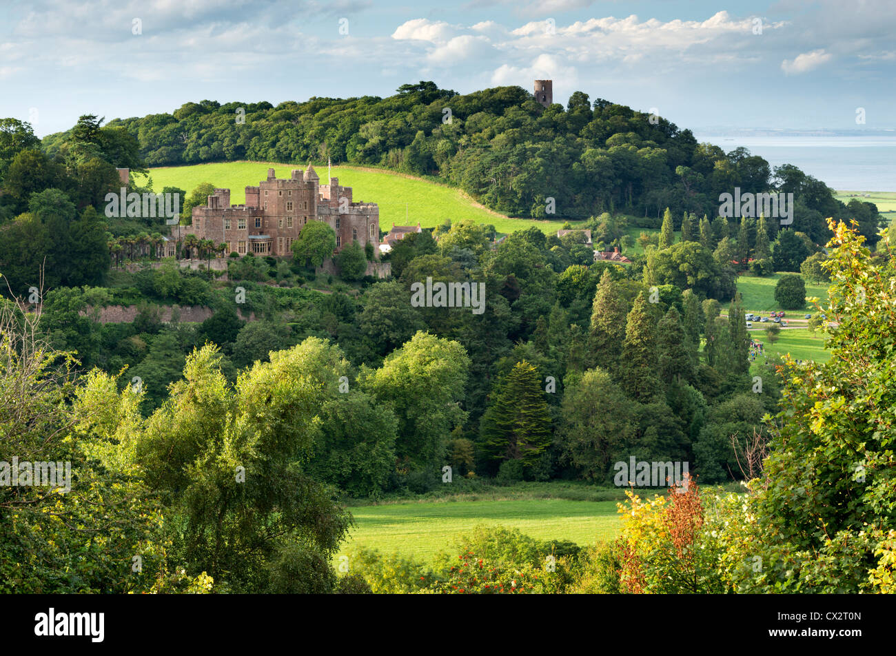 Château de Dunster et Conygar tour dans le Parc National d'Exmoor, Somerset, Angleterre. L'été (août) 2012. Banque D'Images