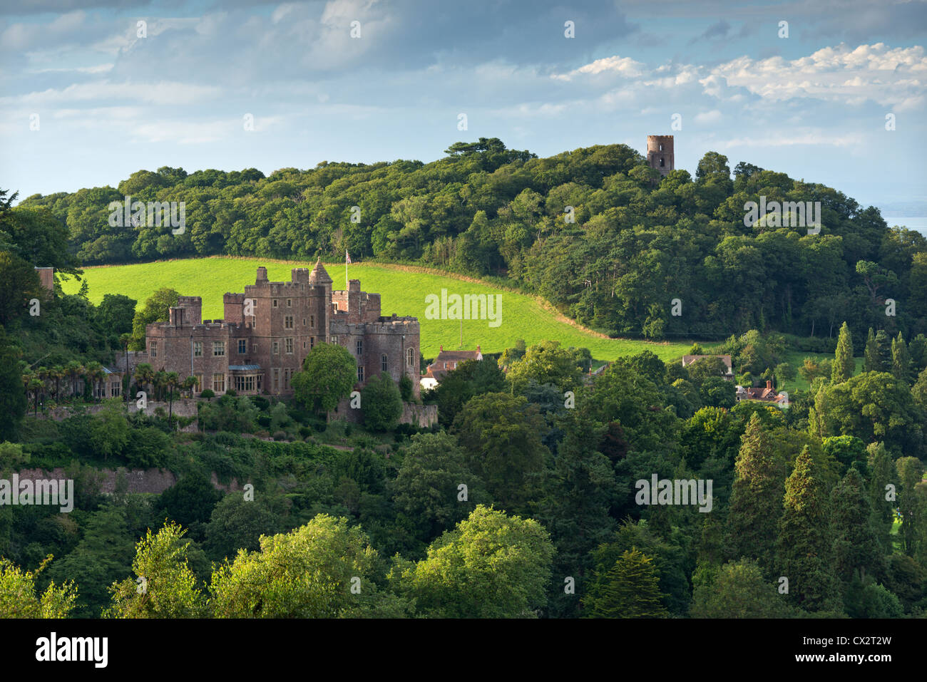 Château de Dunster et Conygar Tower, entouré de forêts, Exmoor, Somerset, Angleterre. L'été (août) 2012. Banque D'Images