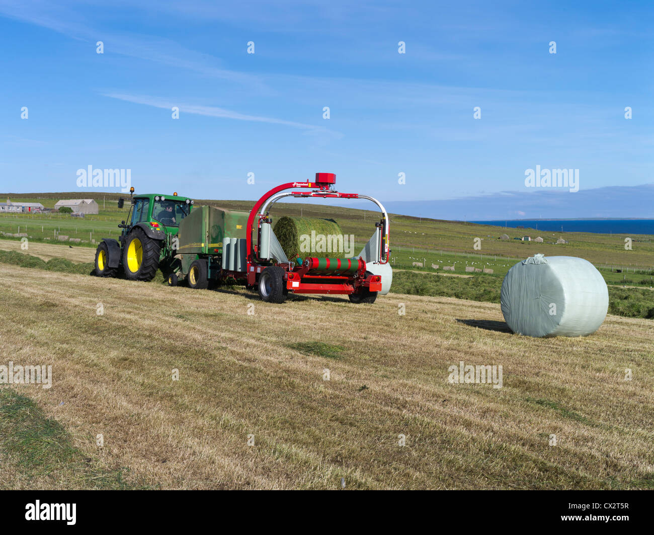 tracteur dh RÉCOLTE Royaume-Uni tracteur John Deere mise en balles ropping récolte de balles sur le terrain machine à balles rondes enrubanneuse de foin machine à rouleaux de la ramasseuse-presse agricole Banque D'Images