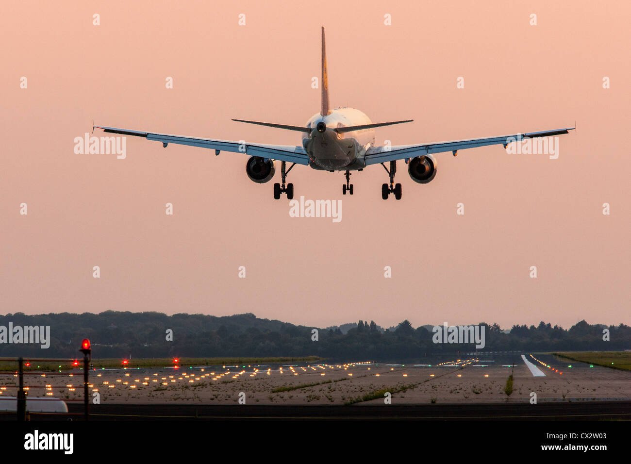 Avion de passagers près de l'Aéroport International de Düsseldorf. L'Allemagne. Banque D'Images