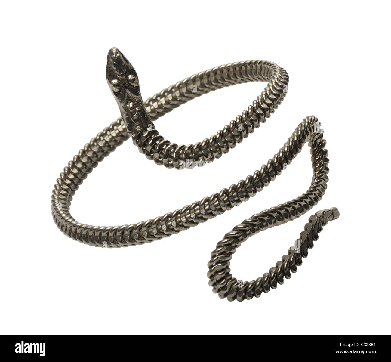 Bracelet métal tressé en forme de serpents, isolé sur fond blanc Banque D'Images