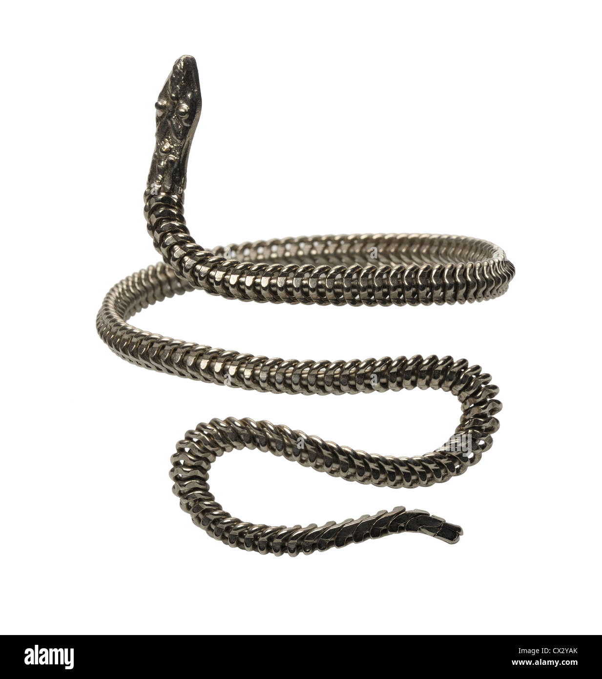 Bracelet métal tressé en forme de serpents, isolé sur fond blanc Banque D'Images