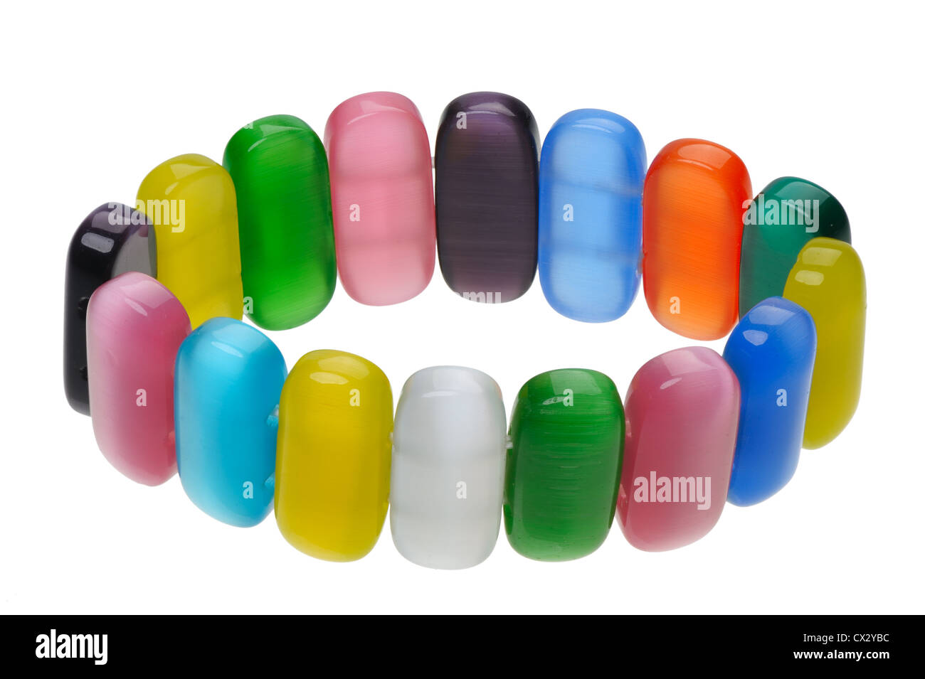 Un bracelet de pierres polies multicolores, isolé sur fond blanc Banque D'Images