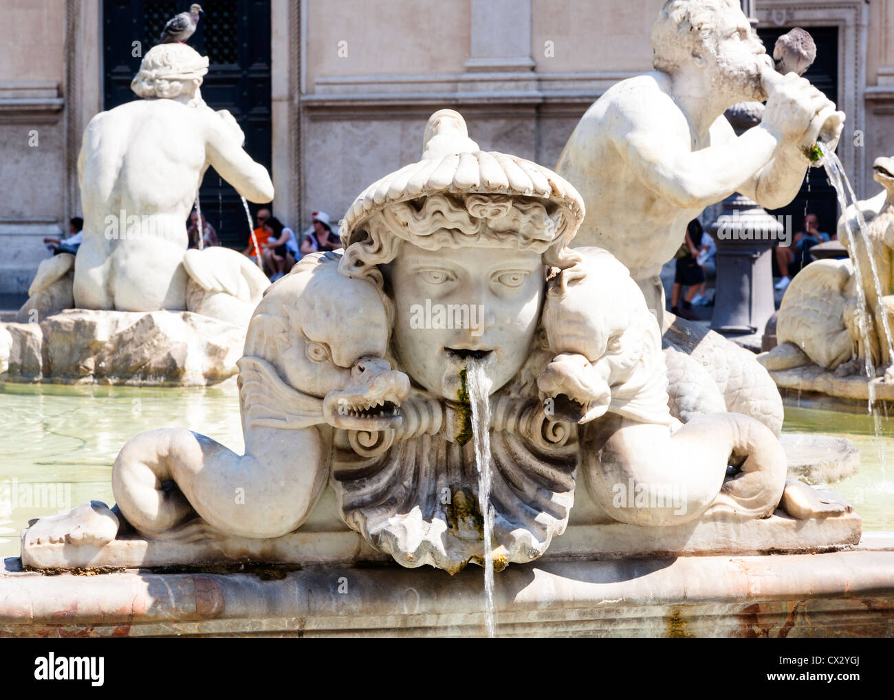 Détail tourné de deux créatures de mer et d'une tête de l'eau jaillissant, Fontana del Moro, la Piazza Navona, Lazio, Rome, Italie. Banque D'Images