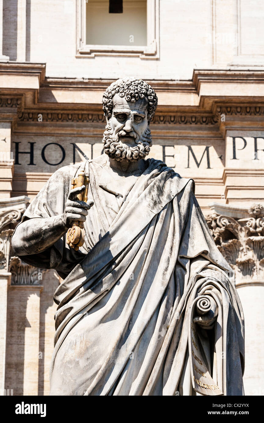 La statue de Saint Pierre, la Basilique St Pierre, Vatican, Rome, Italie. Banque D'Images