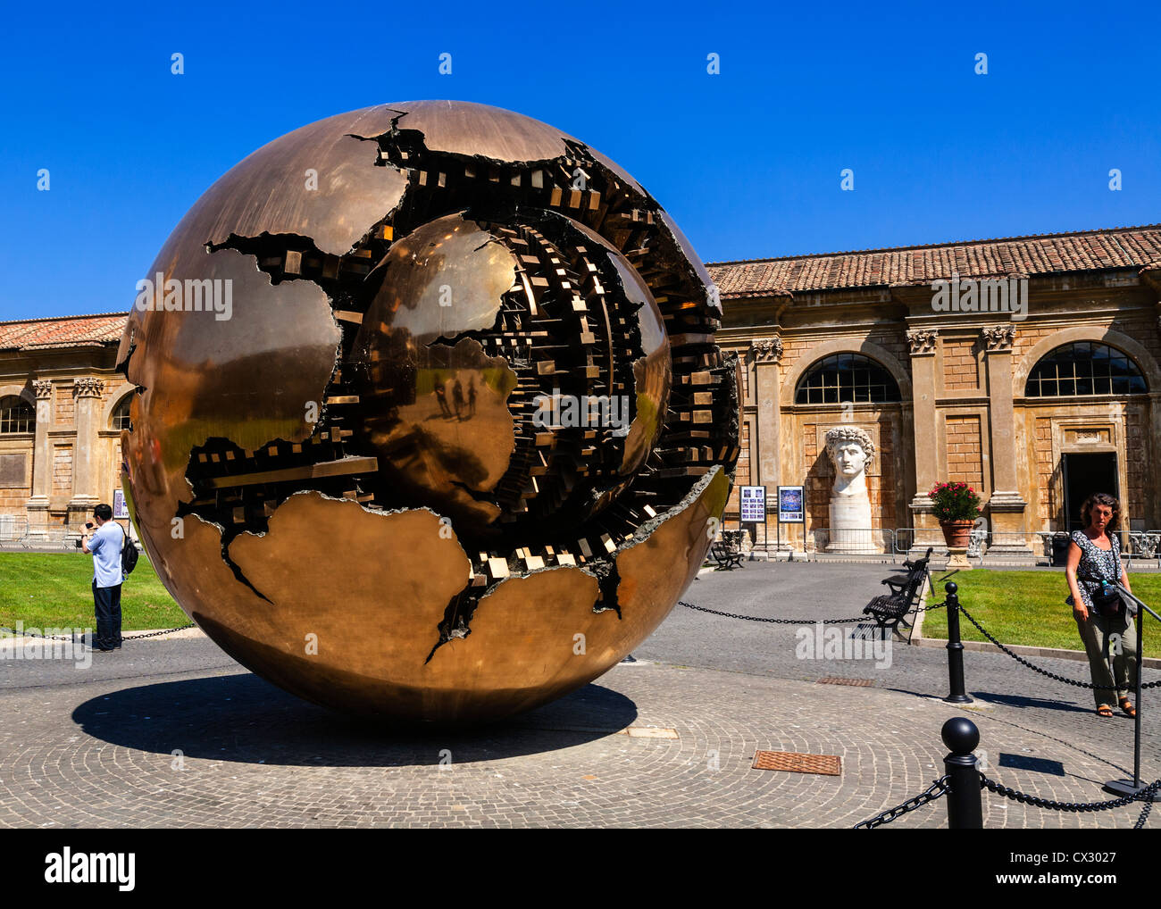 Dans Sphère Sphere sculpture par Pomodoro dans le Cortile della Pigna, jardins du musée du Vatican, Rome, Latium, Italie. Banque D'Images