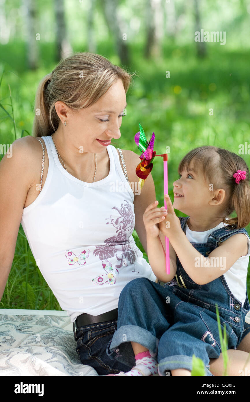 Mère et fille en jeans avec toy outdoor Banque D'Images