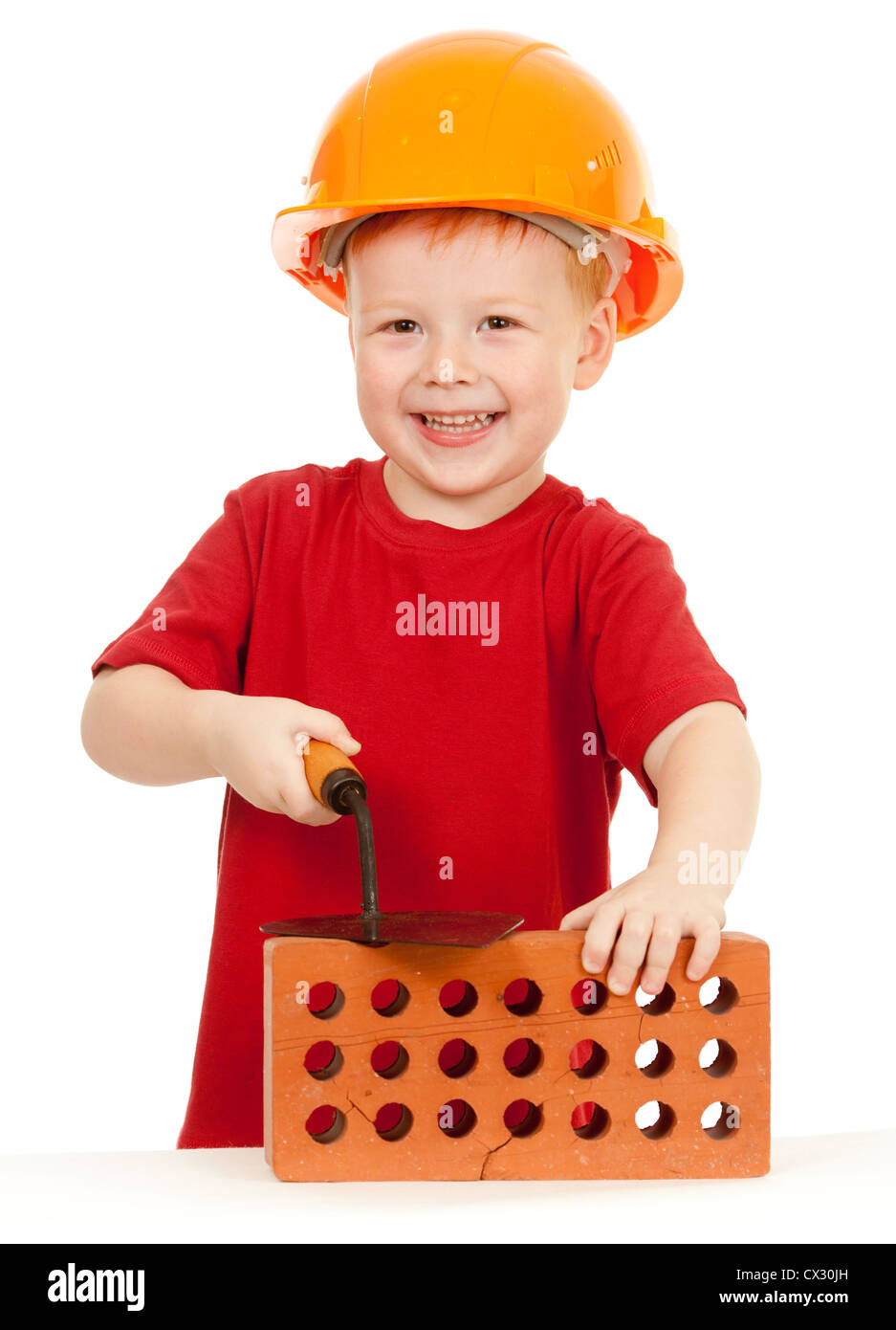 Boy in hard hat avec truelle et isolés en brique Banque D'Images