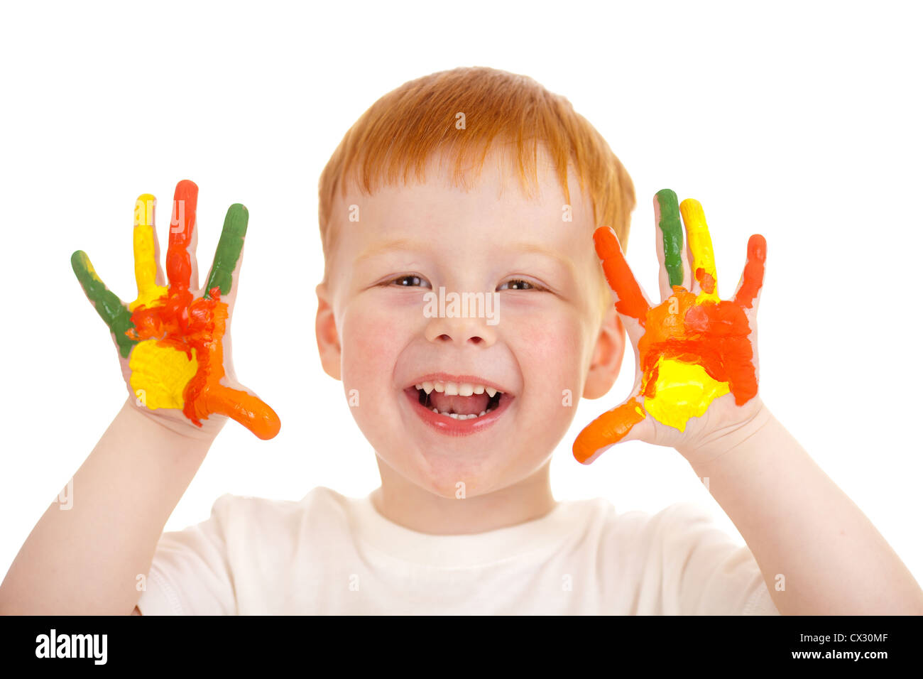 Adorable garçon roux avec mains peints dans des couleurs vives isolated on white Banque D'Images