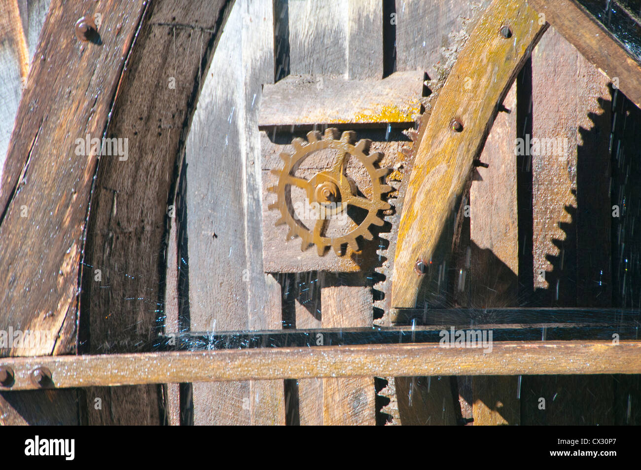 La roue à eau à Mabry Mill, un moulin à grains dans prairies de Dan, VA, tourne une roue comme il se transforme sous la force de l'eau. Banque D'Images