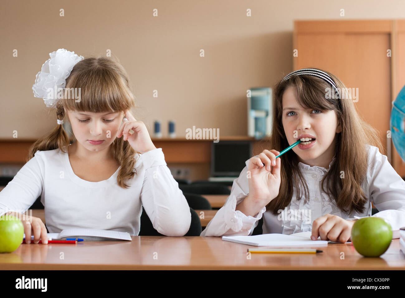 Deux jeunes filles à l'école séance 24 pendant la leçon Banque D'Images