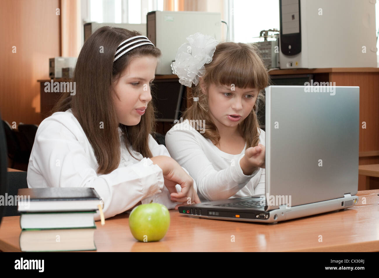 Deux écolières effectue tâche à l'aide d'ordinateur Banque D'Images