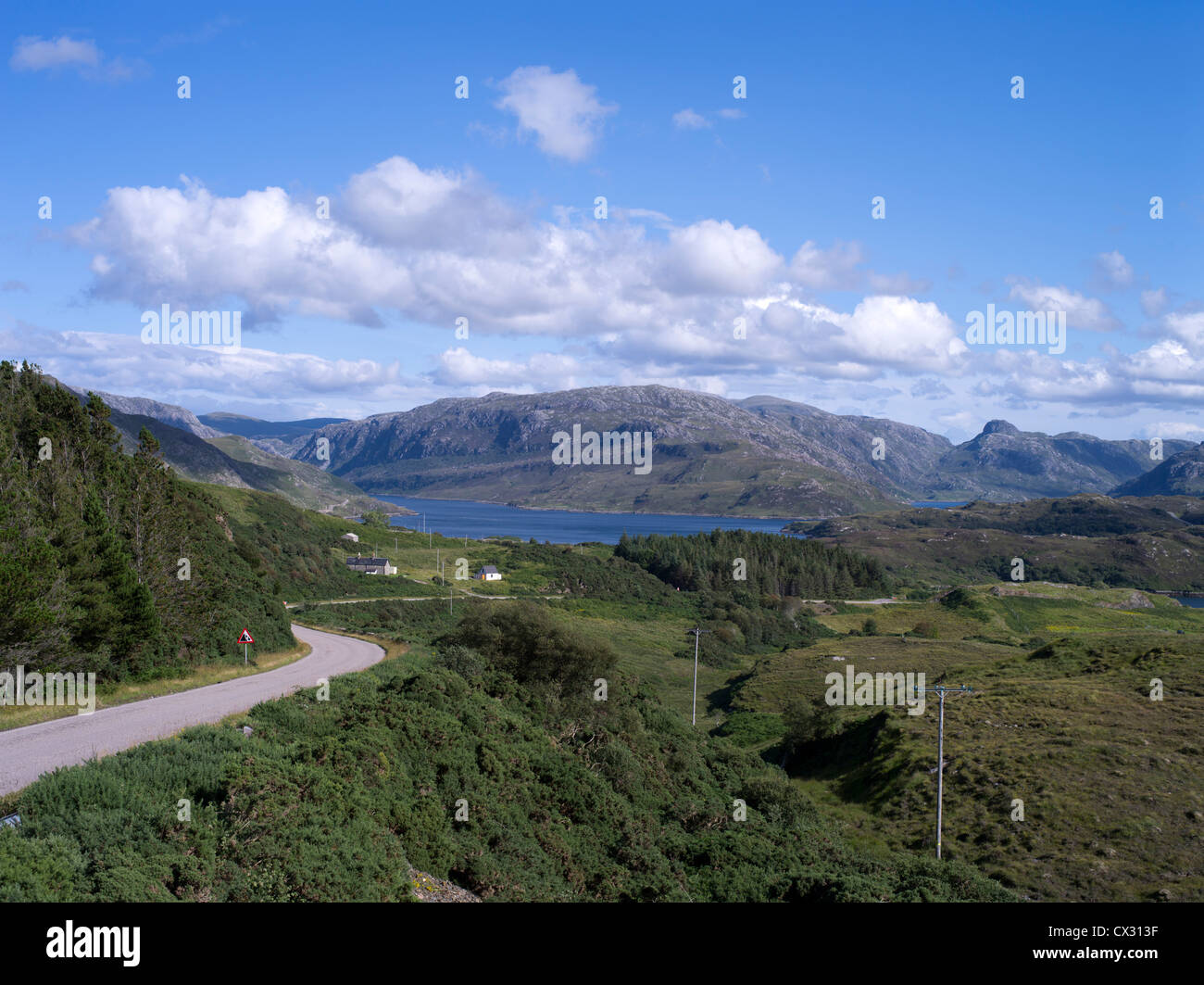 dh North 500 route DUARTMORE SUTHERLAND vide Highland Road Loch Yucal et chaîne de montagnes des Highlands ecosse pittoresque côte voyage écossais paysage ensoleillé Banque D'Images