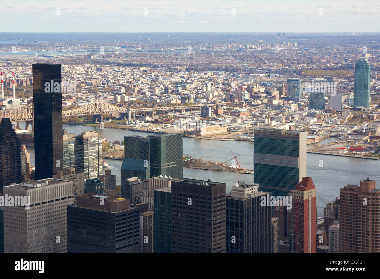 Vue sur New York City Manhattan passé le siège des Nations Unies à l'égard des lots vides qui sont maintenant la ville de Long Island. Banque D'Images