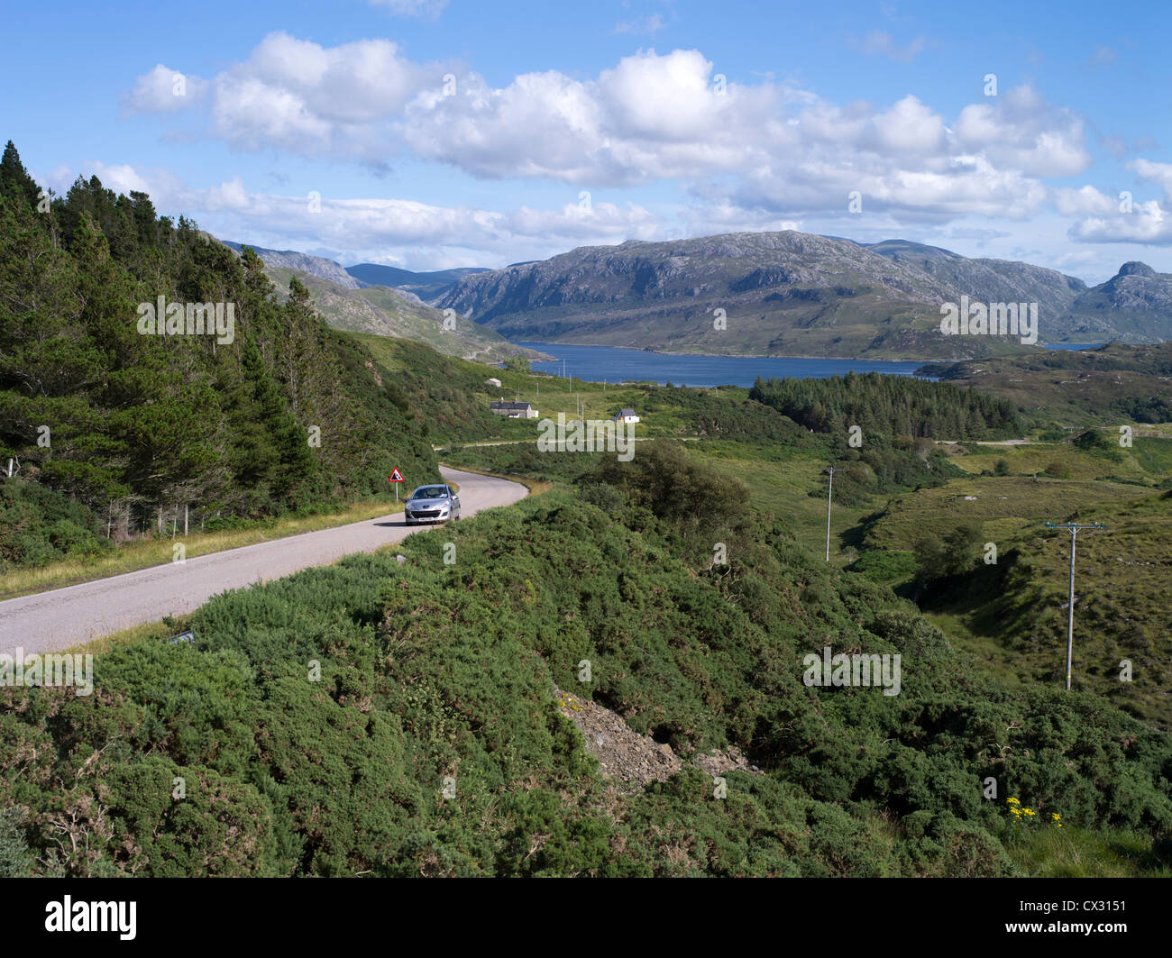 dh Nord 500 SUTHERLAND ÉCOSSE Scottish Country Highland Road car route de la côte ouest du loch et de la chaîne de montagnes des highlands Banque D'Images