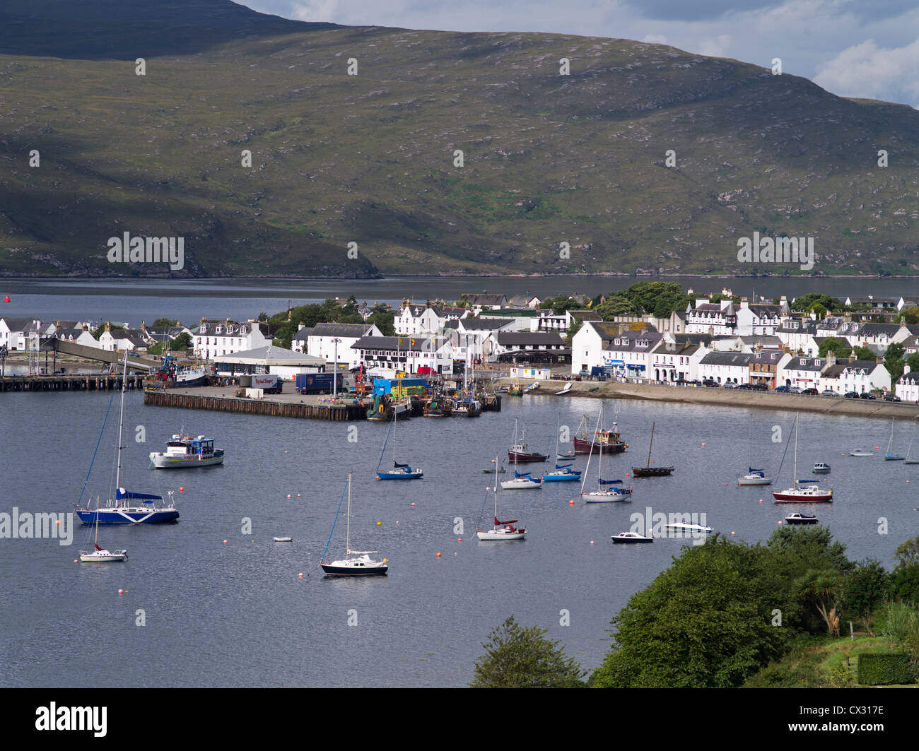 dh Loch Broom Bay ULLAPOOL ROSS CROMARTY ville portuaire écossaise Yachts dans la baie Highlands écosse ports yacht Banque D'Images