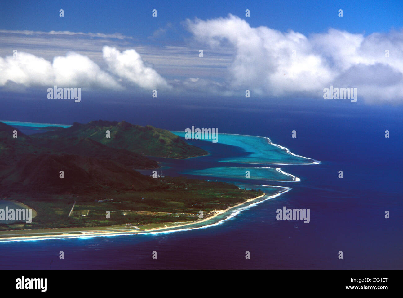 Vue aérienne de l'île Huahine en Polynésie Banque D'Images